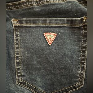 GUESS MID RISE SKINNY MELANI FIT JEANS. Size 26.